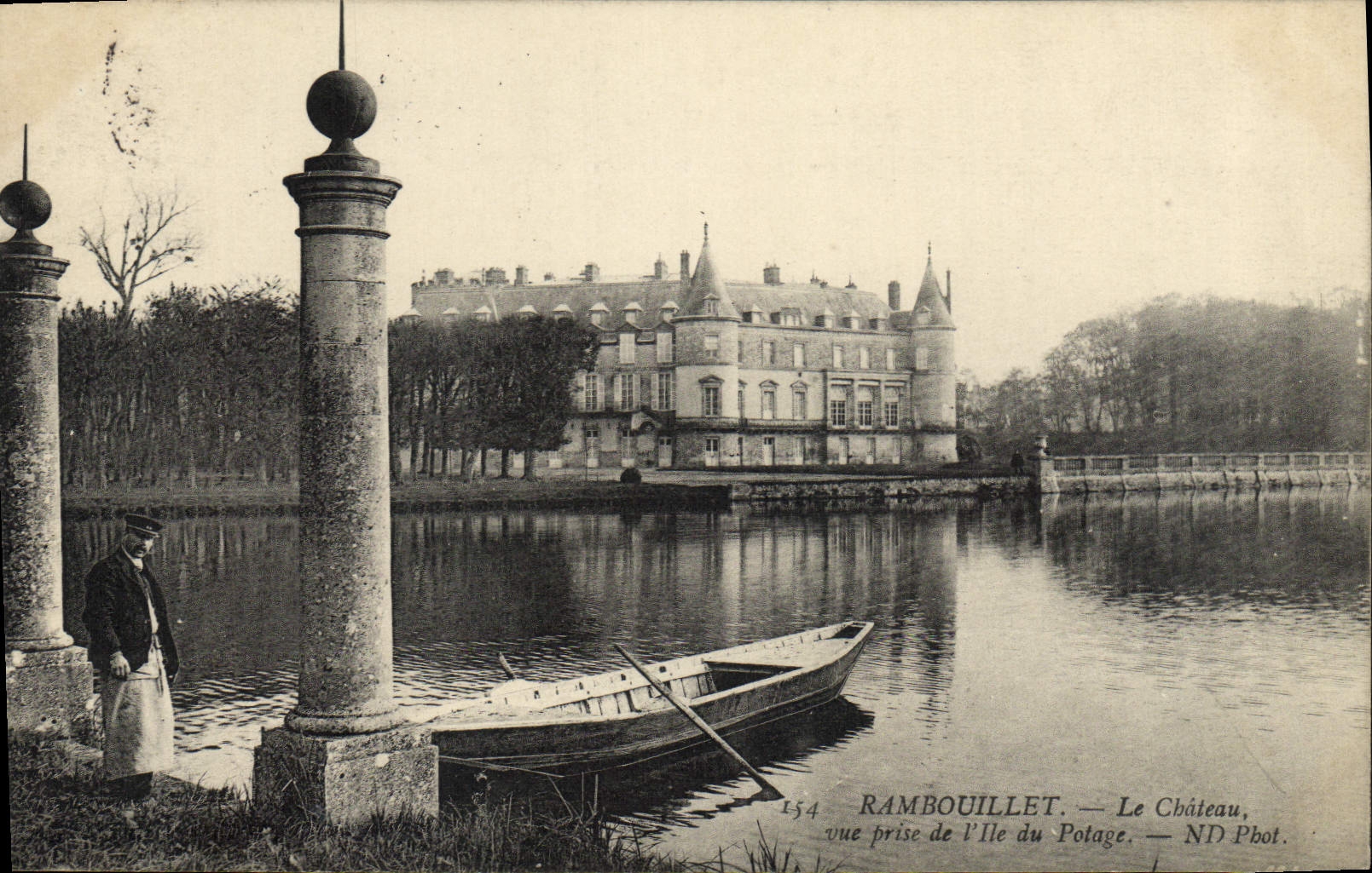 Rambouillet — Le Château, vue prise de l'Île du Potage — ND Pbot.