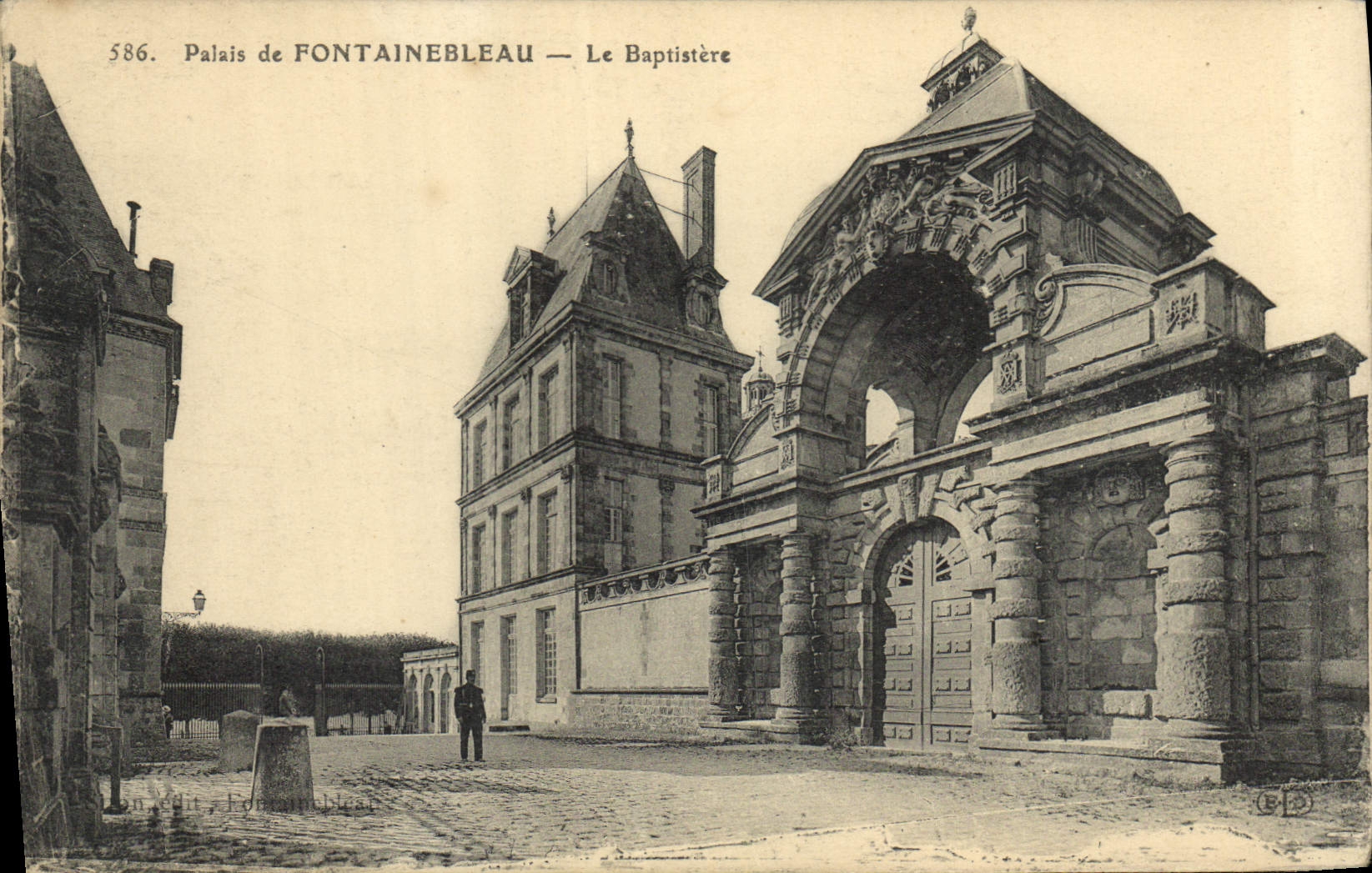 Palais de FONTAINEBLEAU — Le Baptisterre — Éditeur Le Déley, Paris