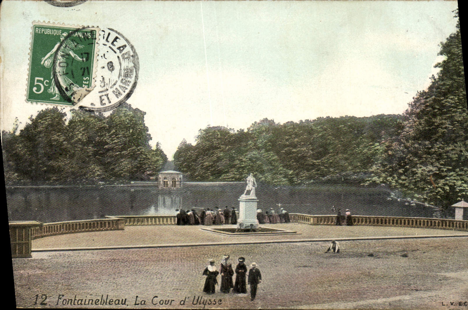 Fontainebleau, La Cour d'Ulysse — Ansicht des Gartens mit Statue und Bassin — L.V. & Cie, n°12