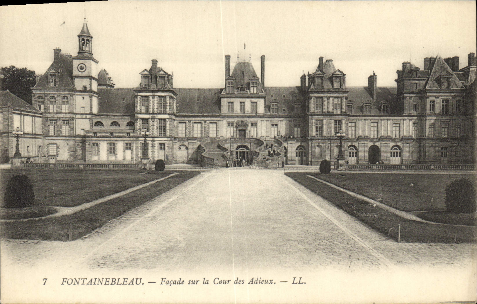 Fontainebleau — Fassade über die Cour des Adieux — LL. — Nr. 7