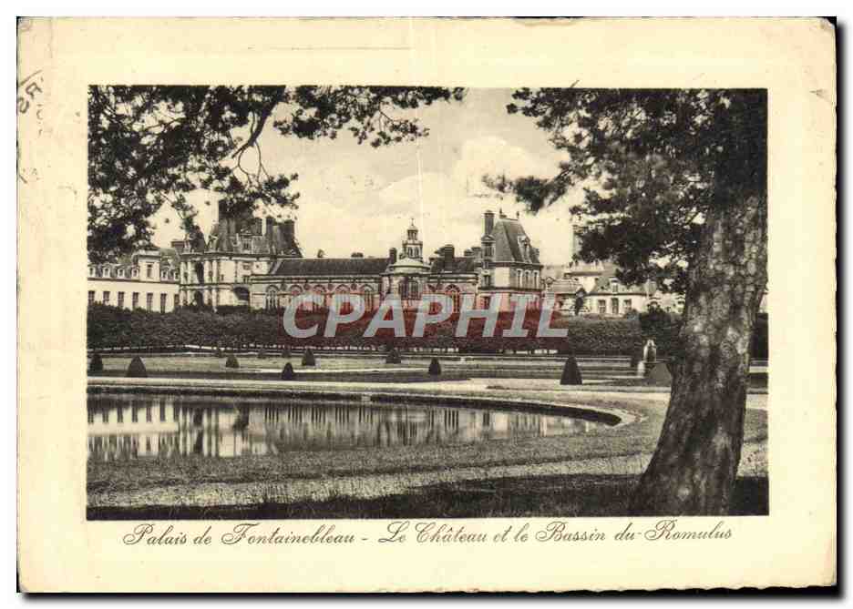 CPA Palais De Fontaiebleau Le Chateau et le bassin de Romulus