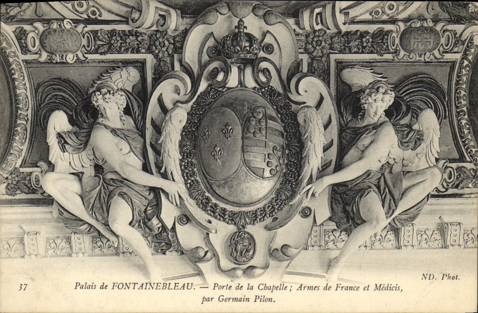 Palazzo di FONTAINEBLEAU — Porta della Cappella ; Armi di Francia e Medici, di Germain Pilon