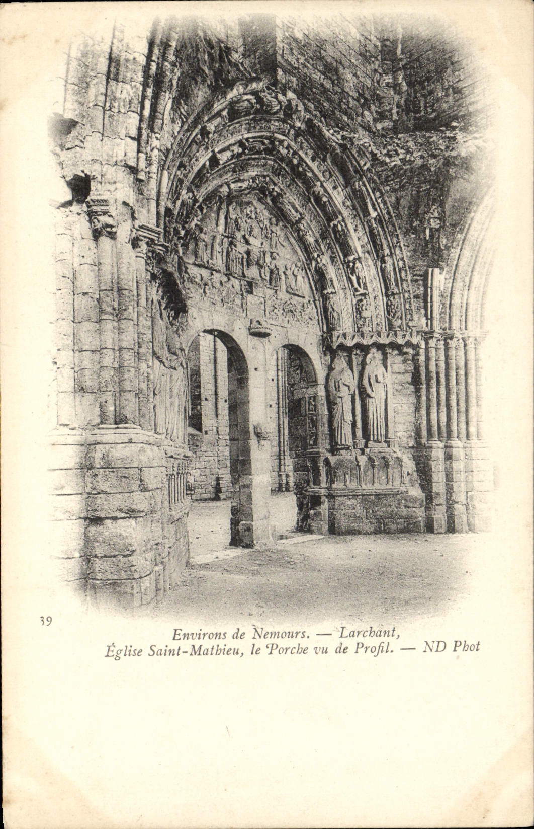 Église Saint-Mathieu, le Porche vu de Profil — Environs de Nemours — Larcabant, ND Phot