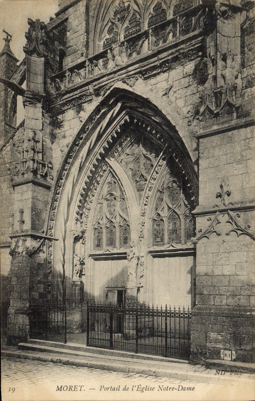 CPA Moret Portail De l'Eglise Notre dame