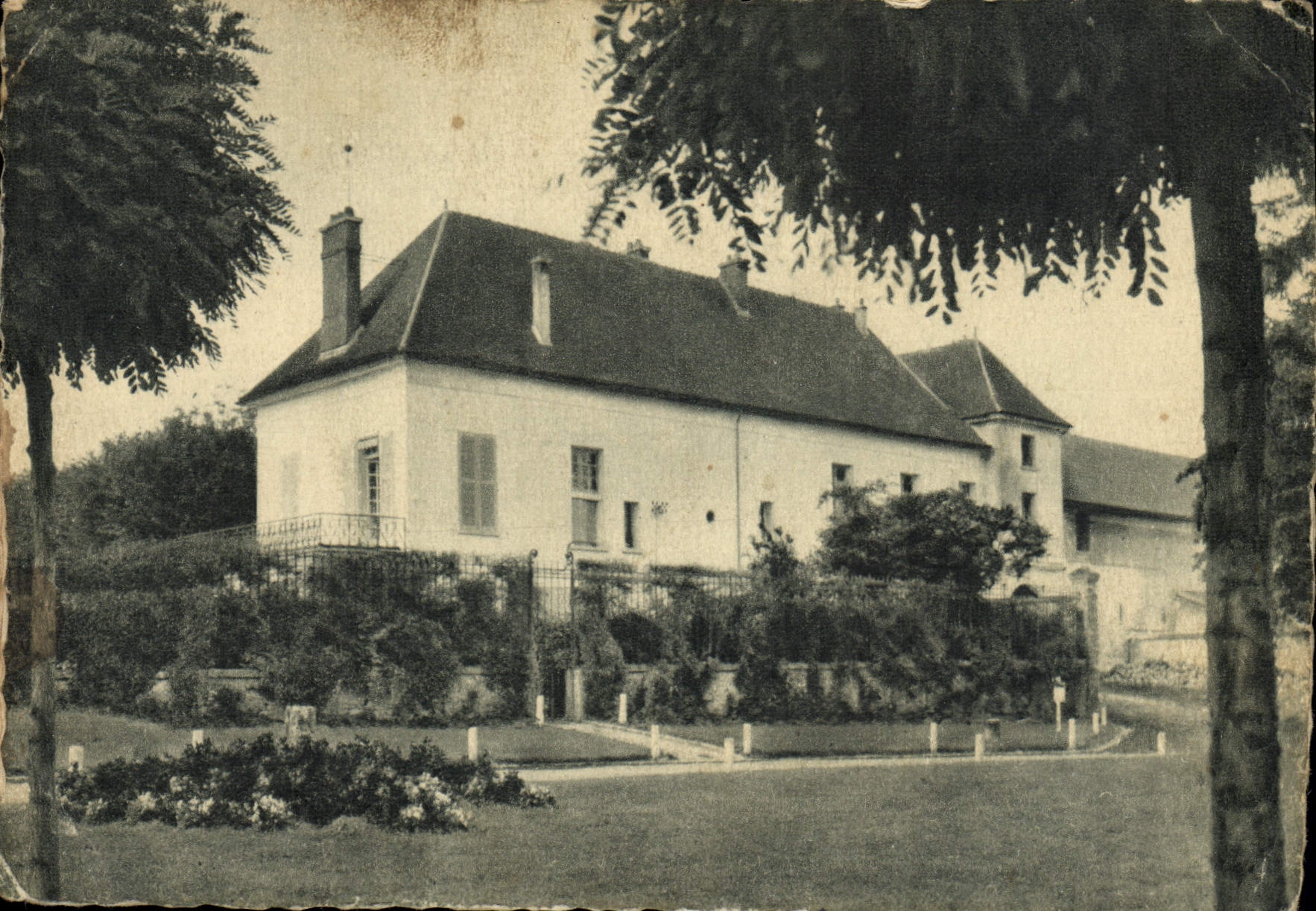 CPA Domaine De Moussy Le Vieux Les Gueules Cassees Les Communs
