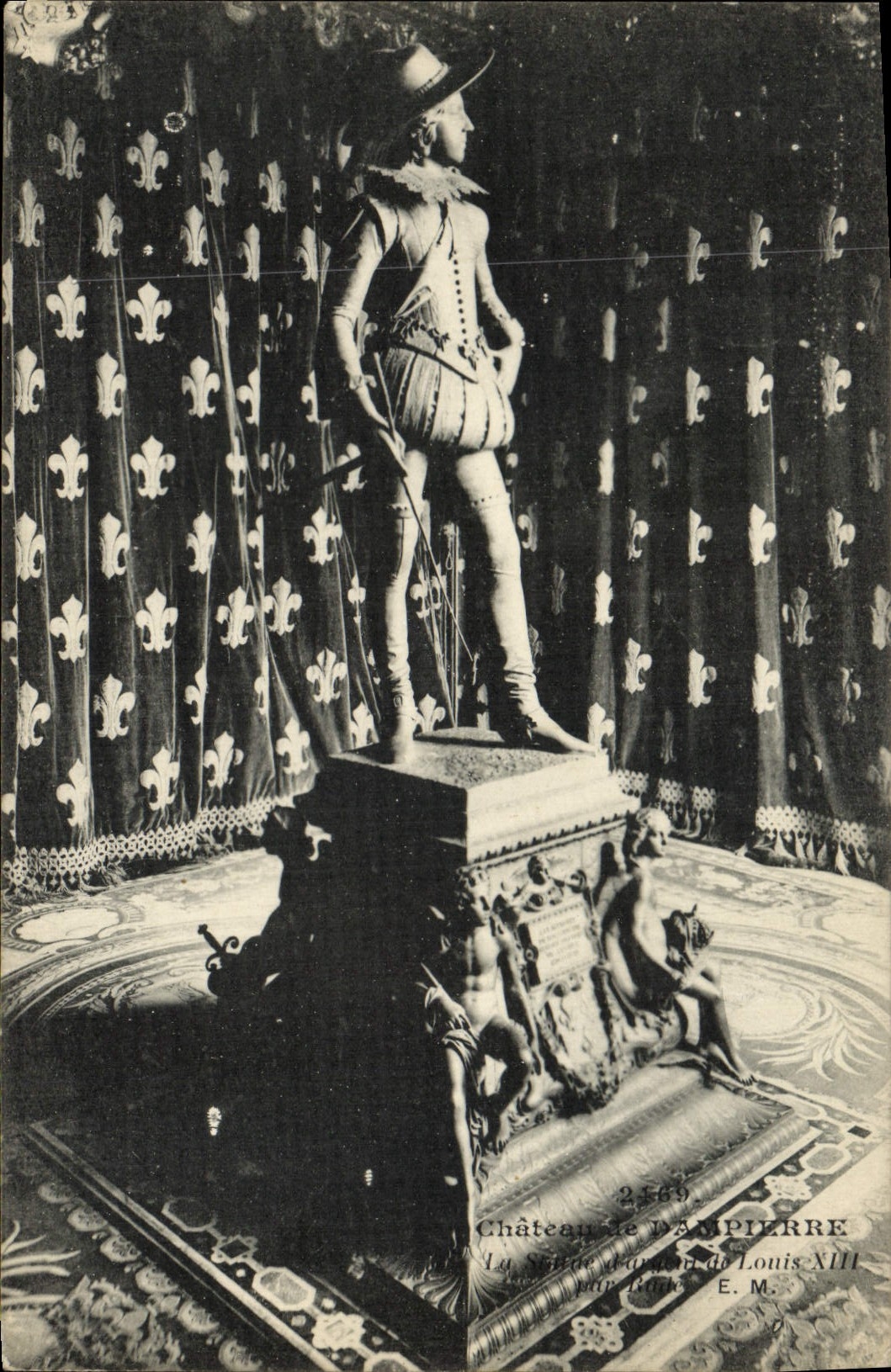 CPA Chateau de Dampierre La statue d'argent de Louis XIII