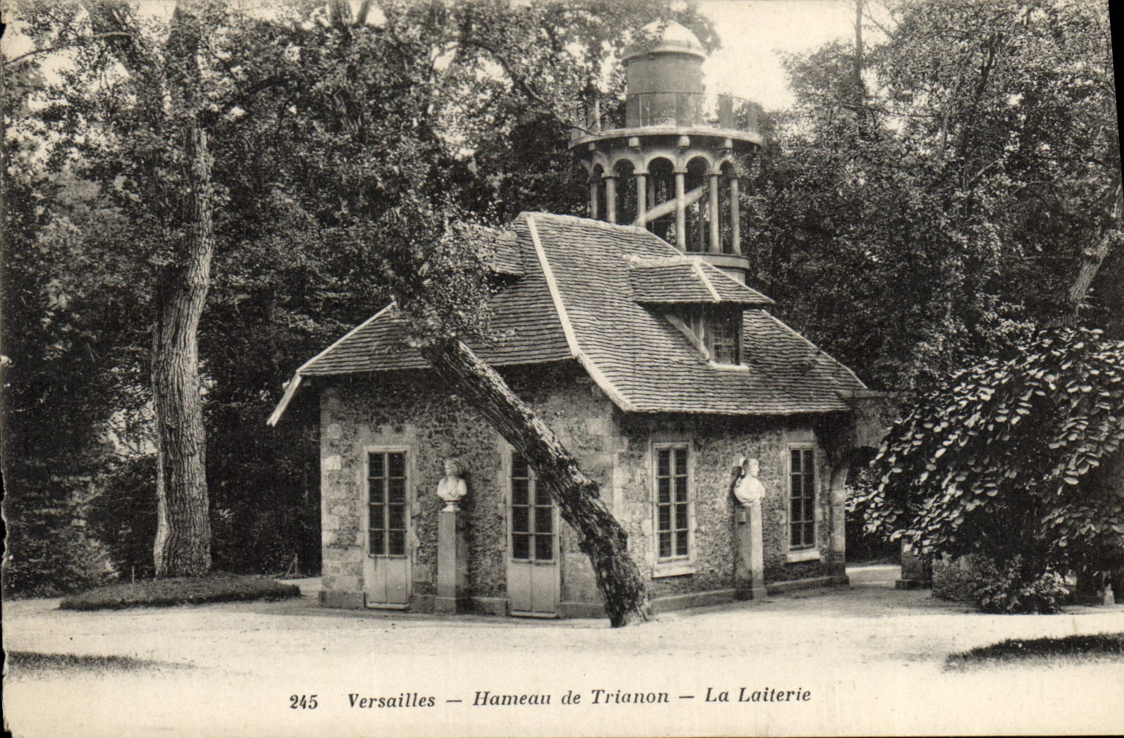 CPA Versailles Hameau De Trianon la laiterie