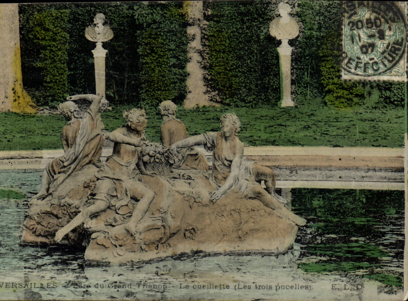 CPA Versailles Parc du grand Trianon La cueillette Les trois pucelles