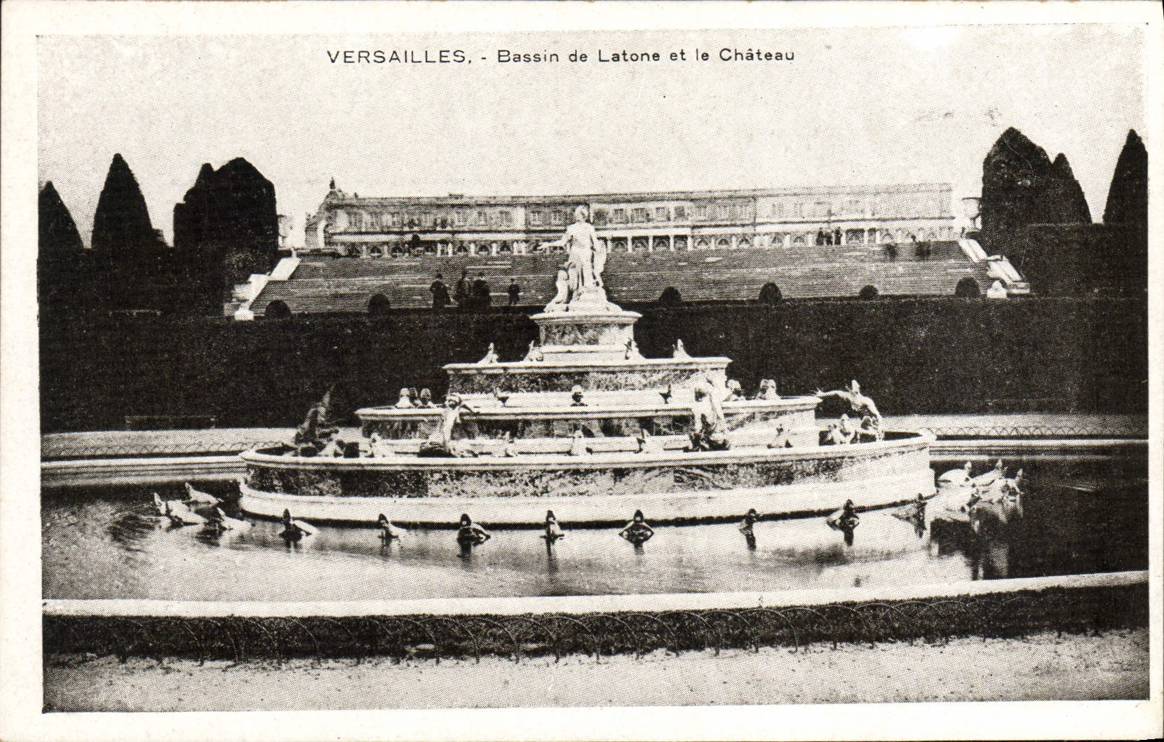 CPA Versailles Bassin De Latone Et le Chateau