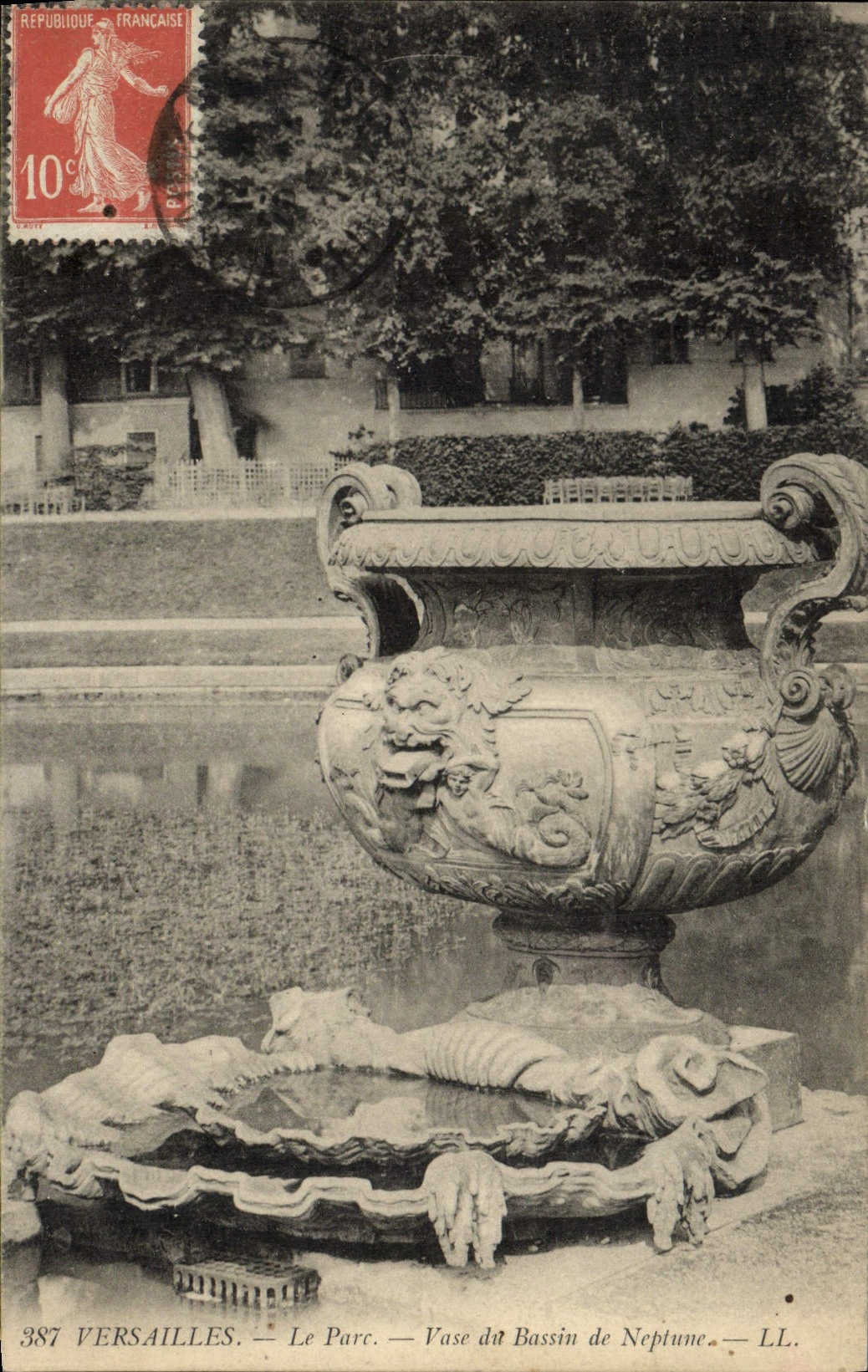 CPA Versailles Le Parc Vase du Bassin de Neptune