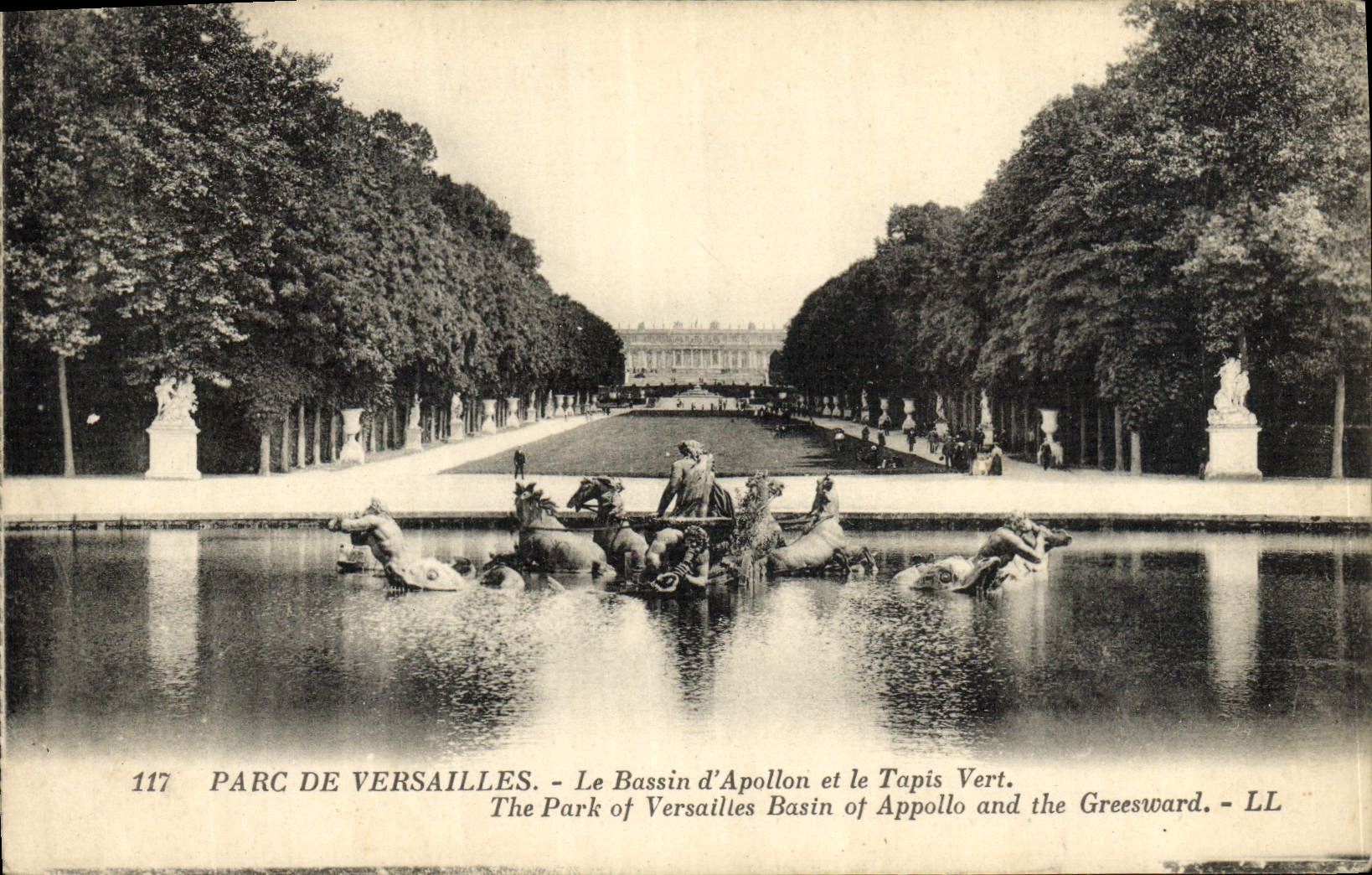 CPA Parc De Versailles Le Bassin d'Apollon et le tapis vert