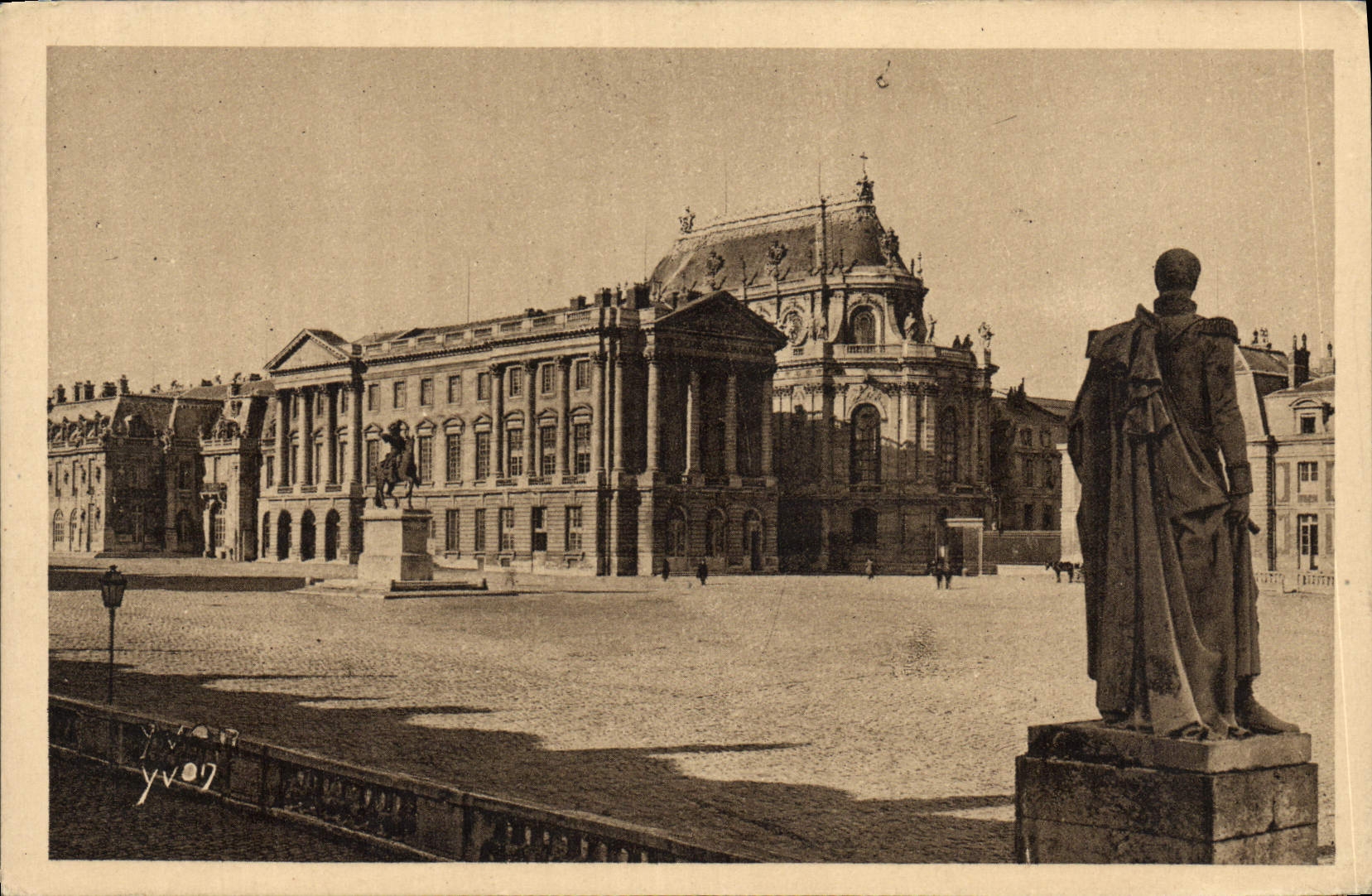 CPA Splendeurs Et Charmes De Versailles La Cour Royale