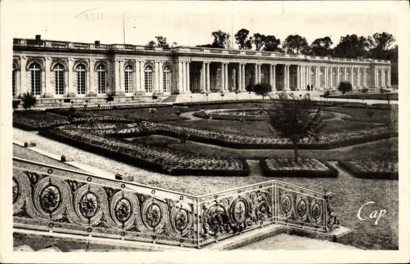 CPA Versailles Le Grand Trianon Vue Sur le parc