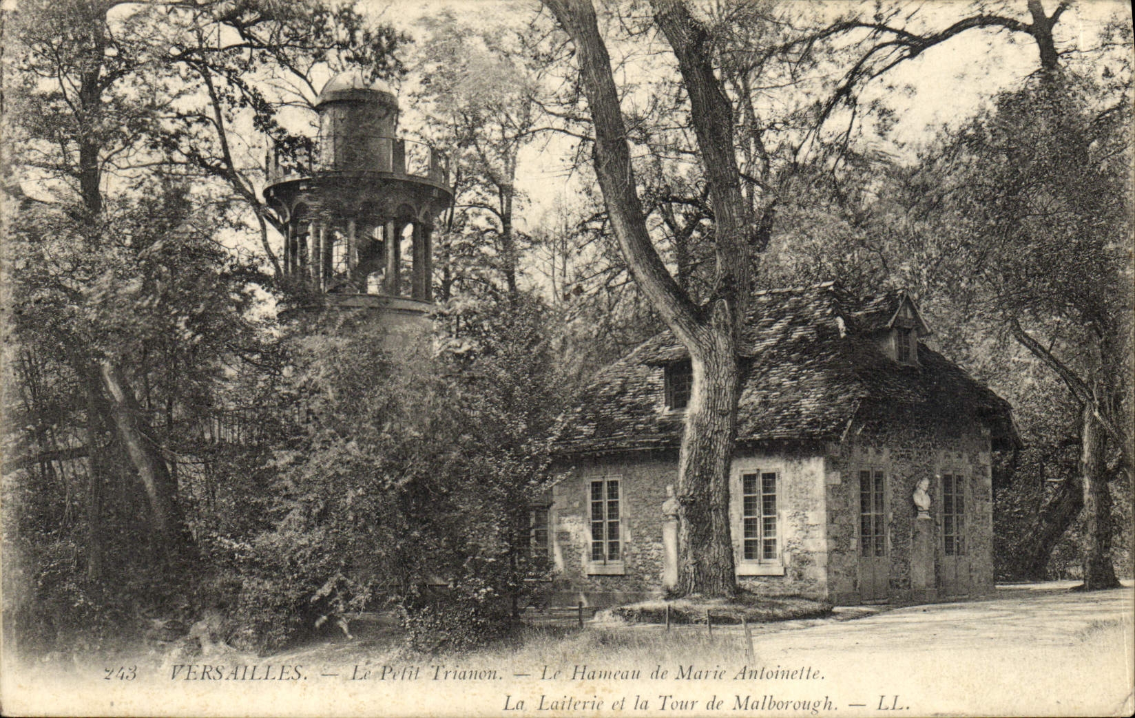 CPA Versailles Le Petit Trianon Le Hameau De Marie Antoinette La laiterie et la tour de Malborough