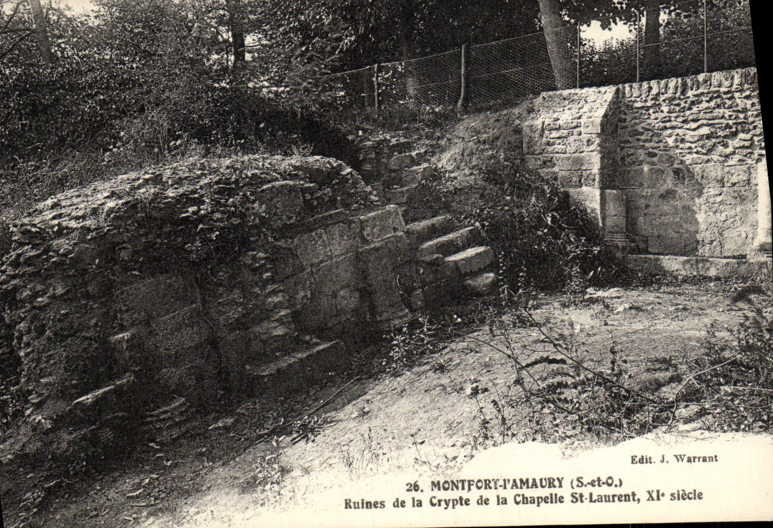 Montfort-l'Amaury — Ruine della cripta della cappella San Lorenzo, XI secolo — Edit. J. Warrant