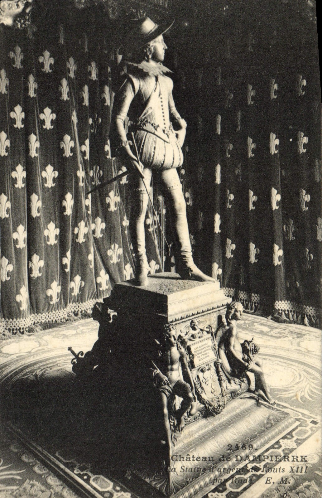 CPA Chateau de Dampierre La statue d'argent de louis XIII par Rude 