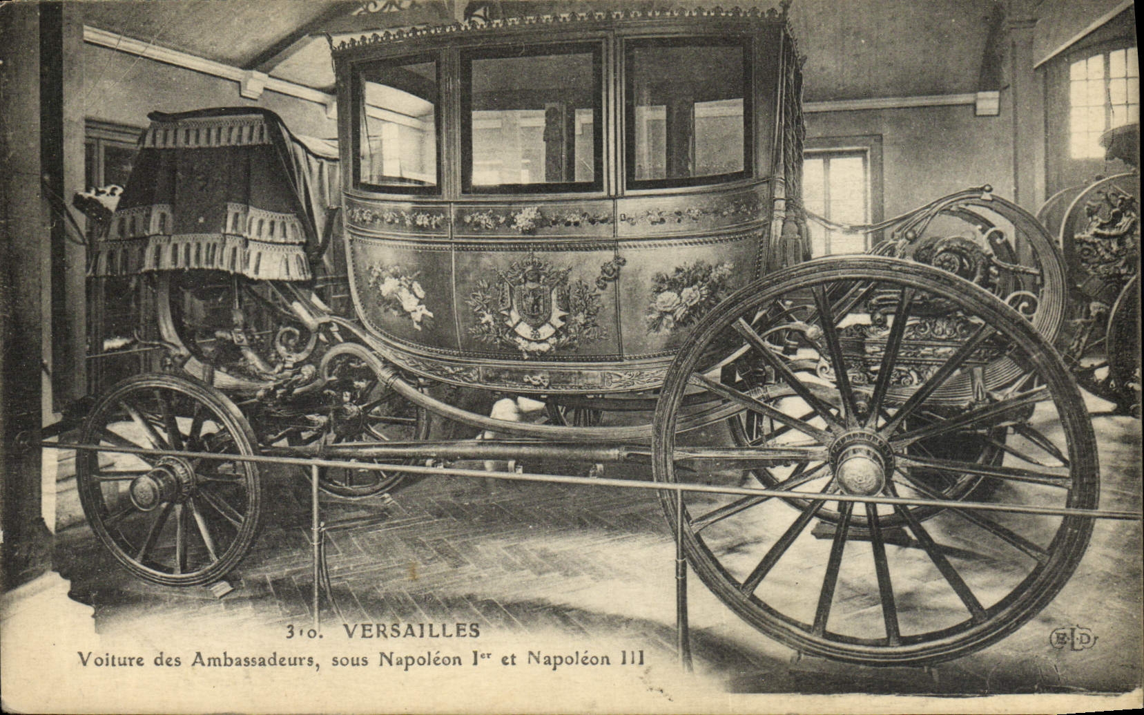 CPA Versailles Musee des Voitures Voiture des ambassadeurs sous Napoleon 1er et Napoleon III