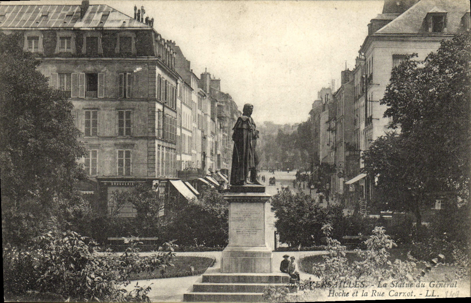 CPA Versailles La statue du general Hoche et la rue Carnot 