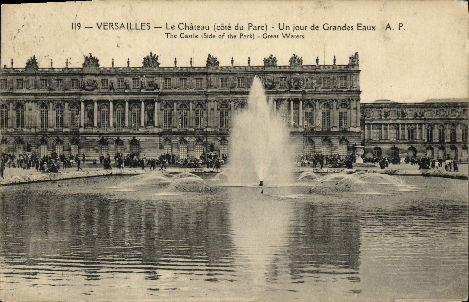 CPA Versailles Le Chateau Un Jour de Grandes Eaux