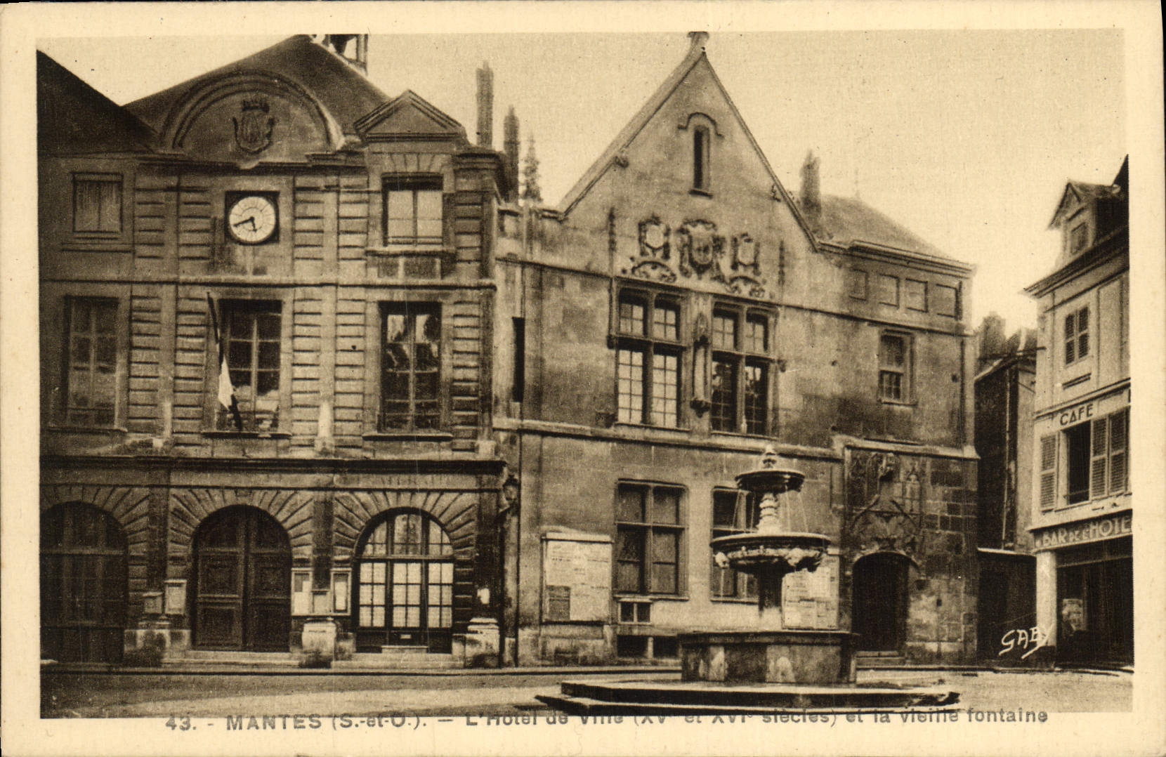 Mantes (S.-et-O.) — L'Hôtel de Ville (XV et XVI siècles) et la vieille fontaine — G. Artaud, Nantes