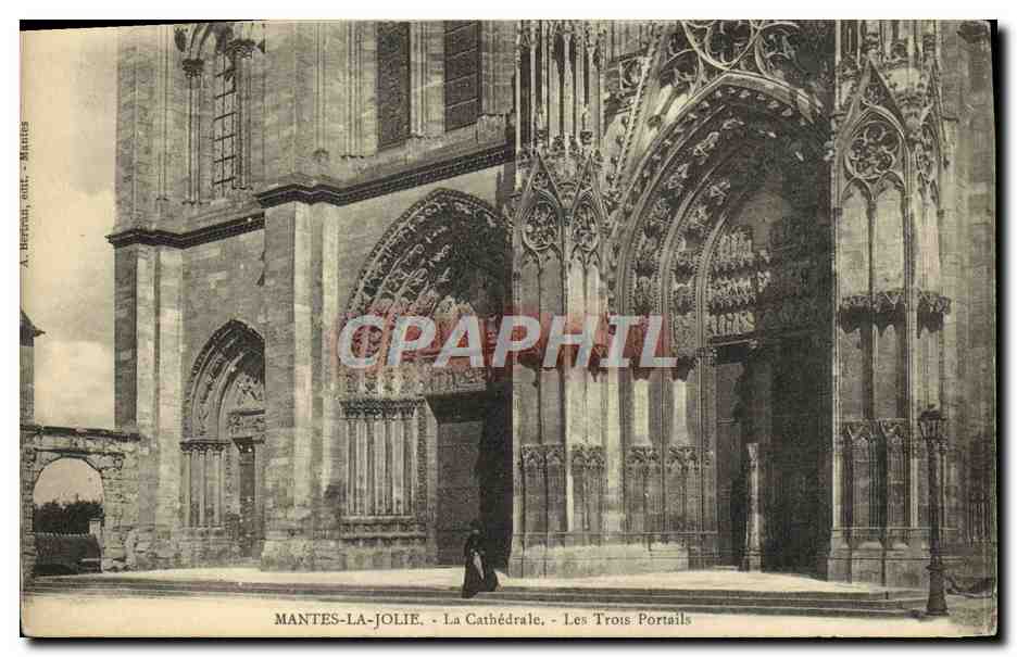 CPA Mantes La Jolie Le Cathedrale Les Trois Portails