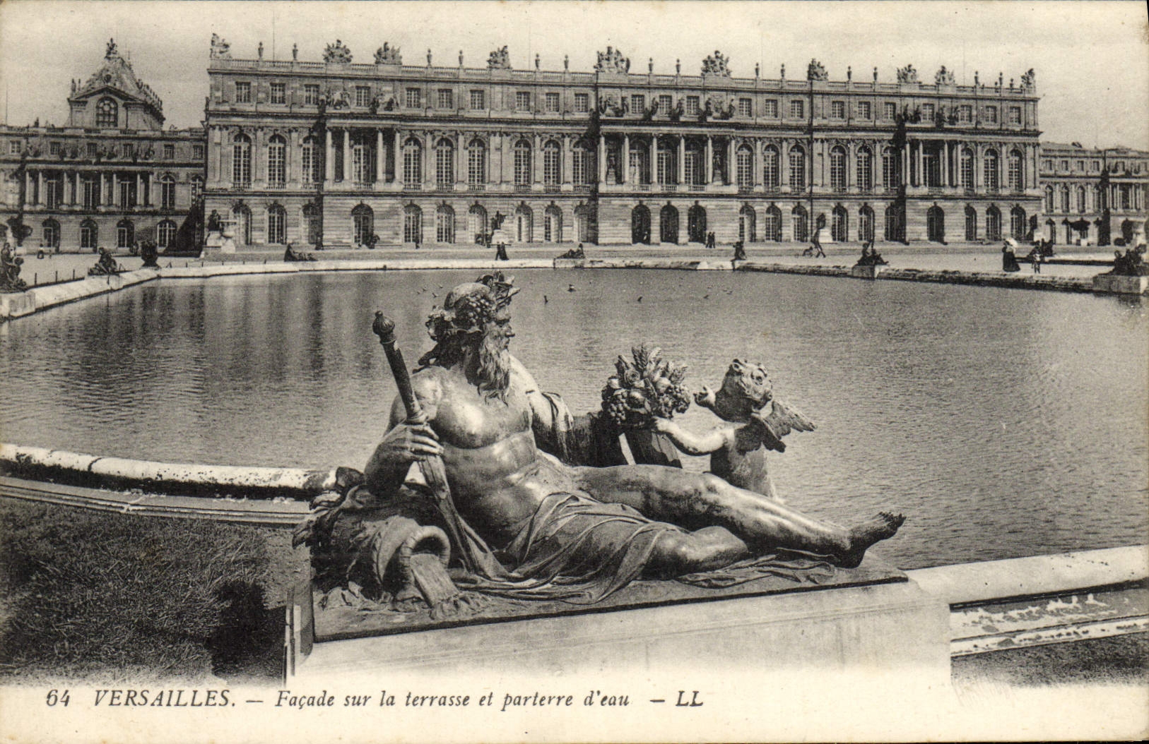 Versailles — Façade sur la terrasse et parterre d'eau — LL