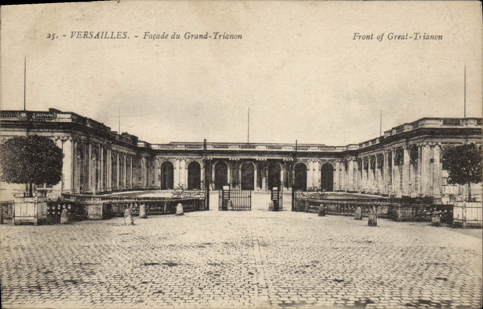 CPA Versailles Facade du Grand Trianon