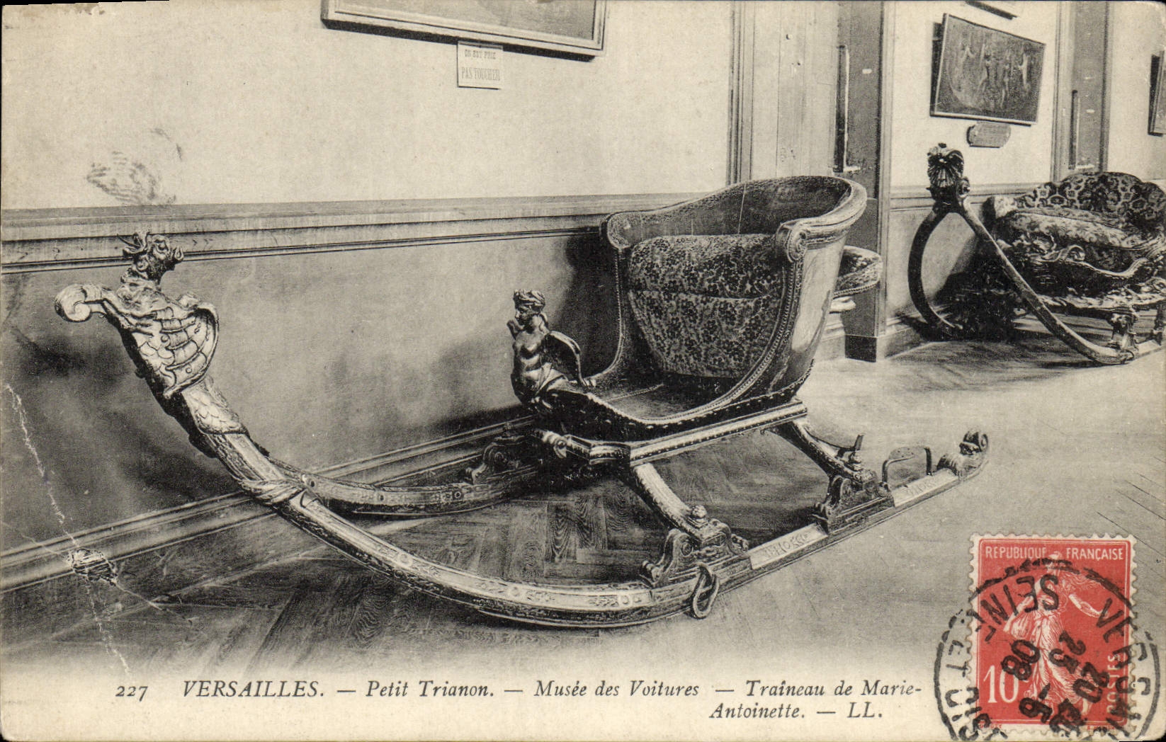 CPA Versailles Petit Trianon Musee des voitures Traineau de Marie Atnoinette