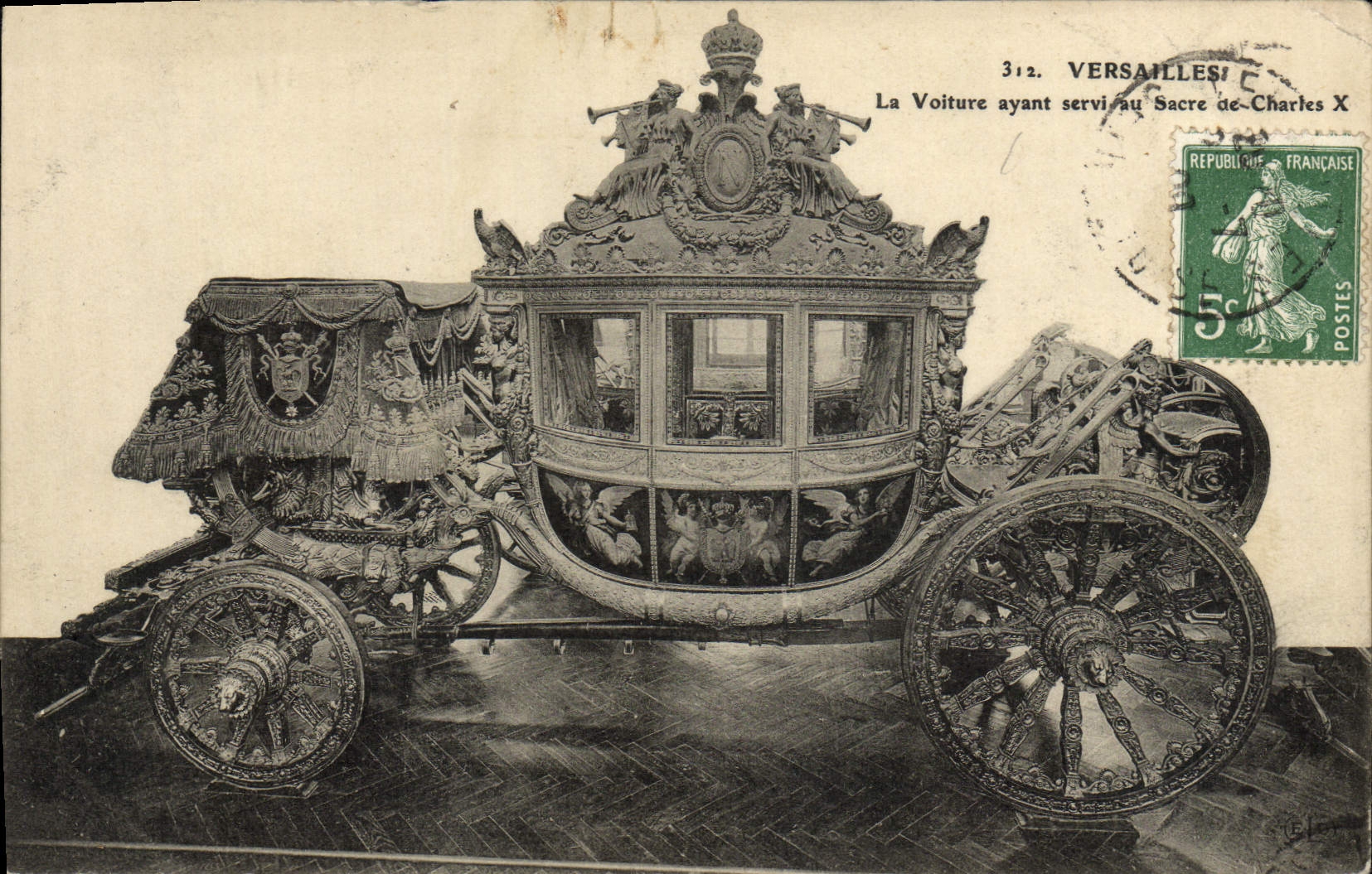 CPA Versailles Le Chateau La voiture ayant servi au sacre de Charles X