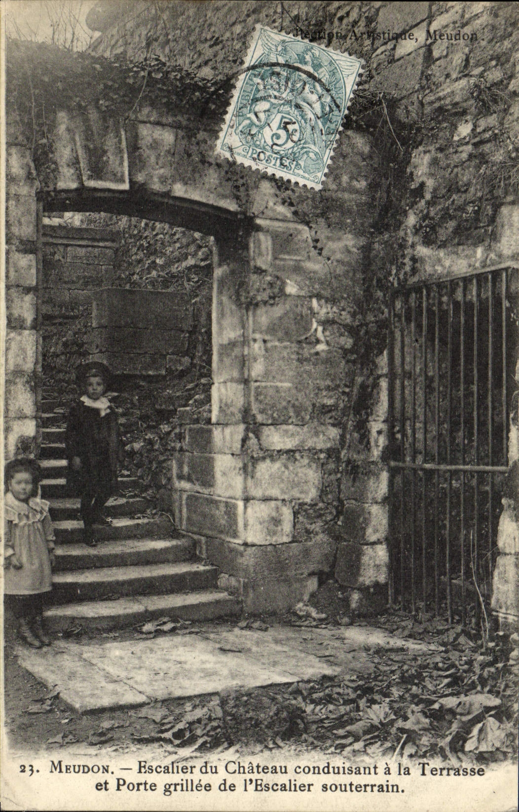 CPA Meudon Escalier du Chateau Conduisant a la Terrasse et porte grillee de l'escalier souterrain Enfants