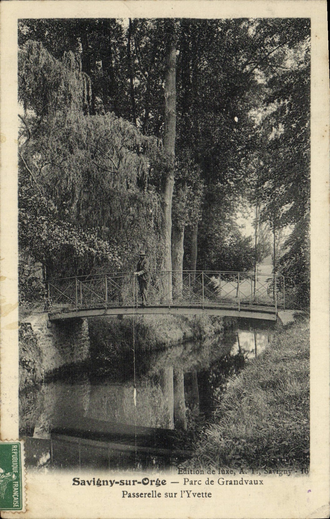 CPA Savigny sur Orge Parc de Grandvaux Passerelle sur l'Yvette 