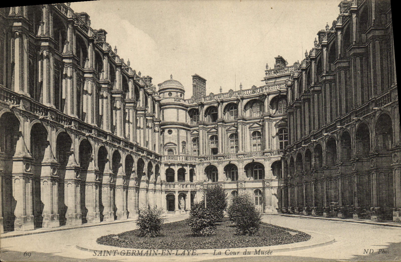 CPA Saint Germain En Laye La Cour du Musee