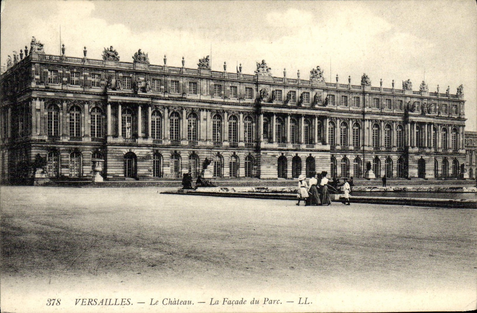 CPA Versailles Le chateau la facade du parc