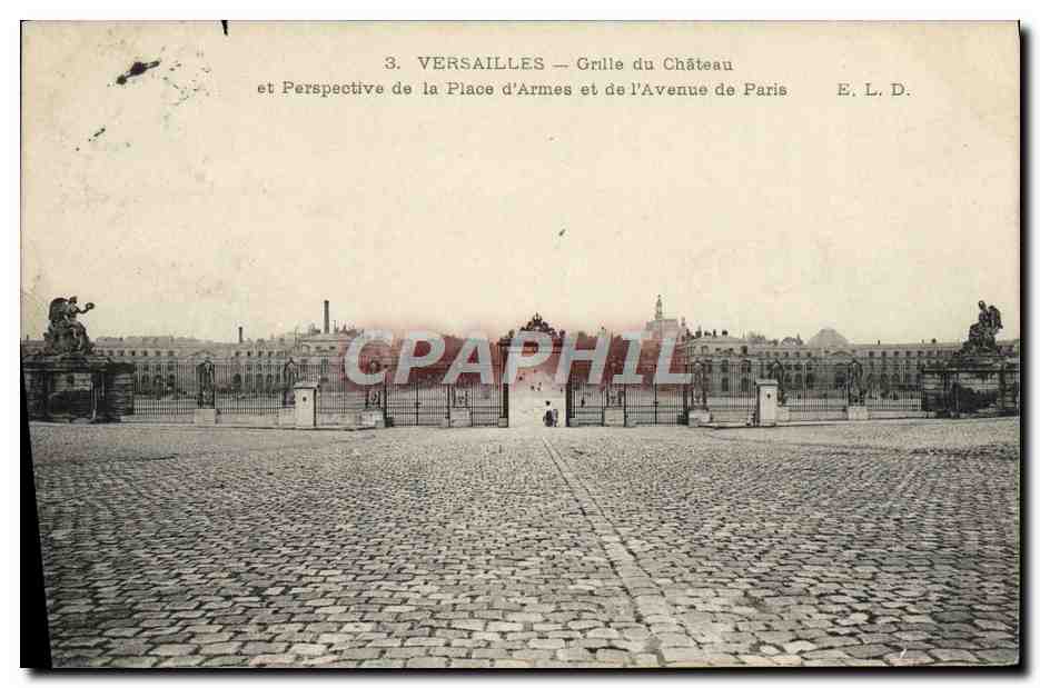 CPA Versailles grille du chateau et perspective de la place d'armes et de l'avenue de paris