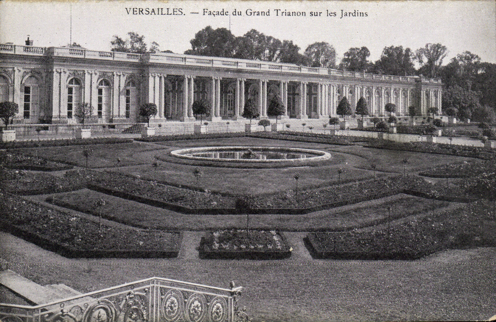 CPA Versailles facade du grand trianon sur les jardins