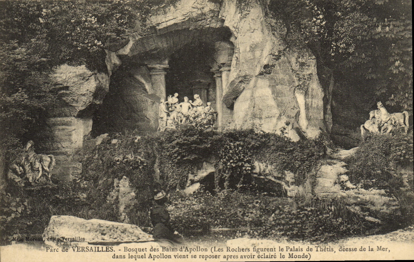Parc de VERSAILLES - Bosquet des Bains d'Apollon - Les Rochers figurent le Palais de Thétis, déesse de la Mer