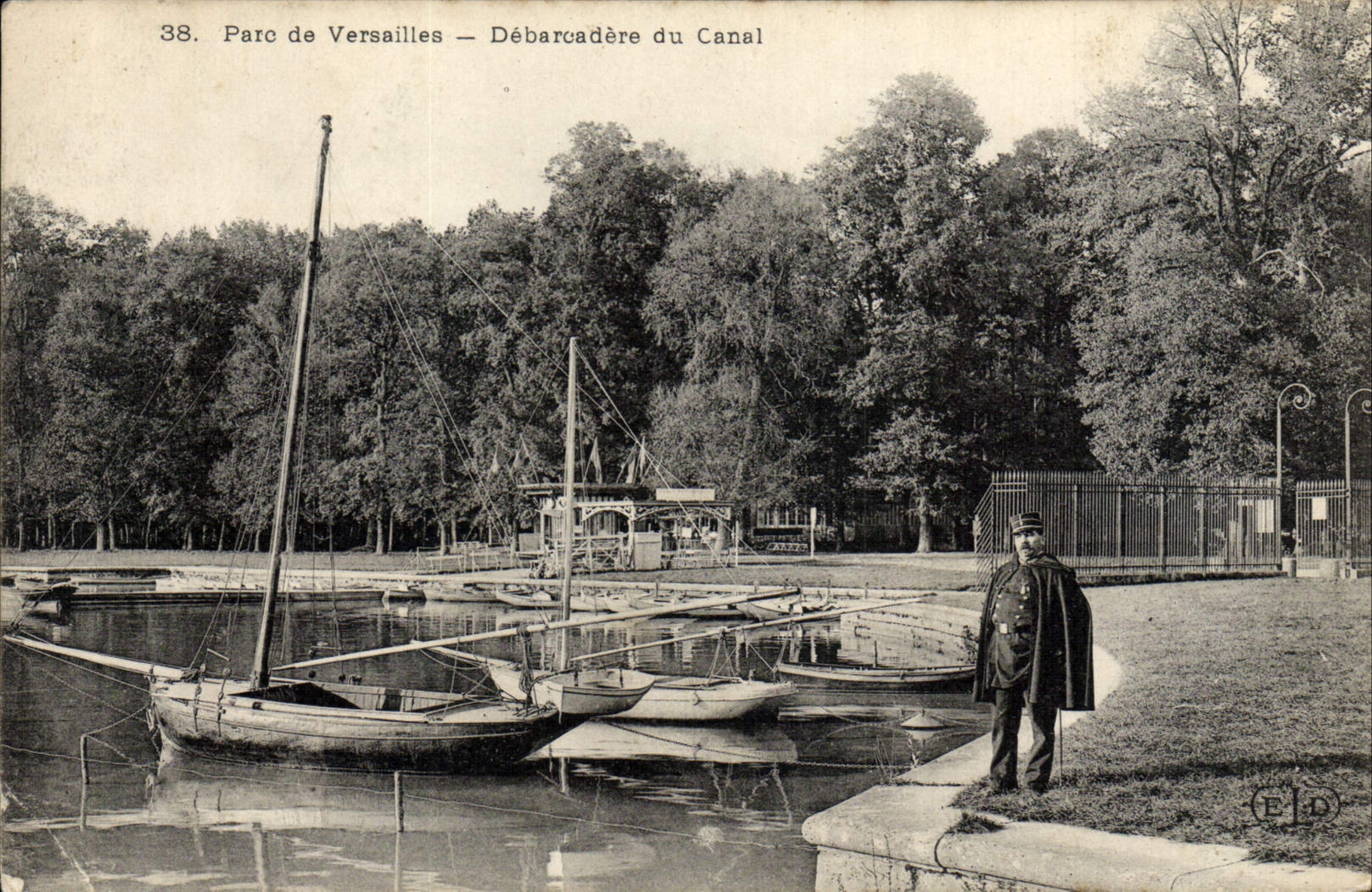 CPA Parc De Versailles Debarcadere du canal Bateaux 