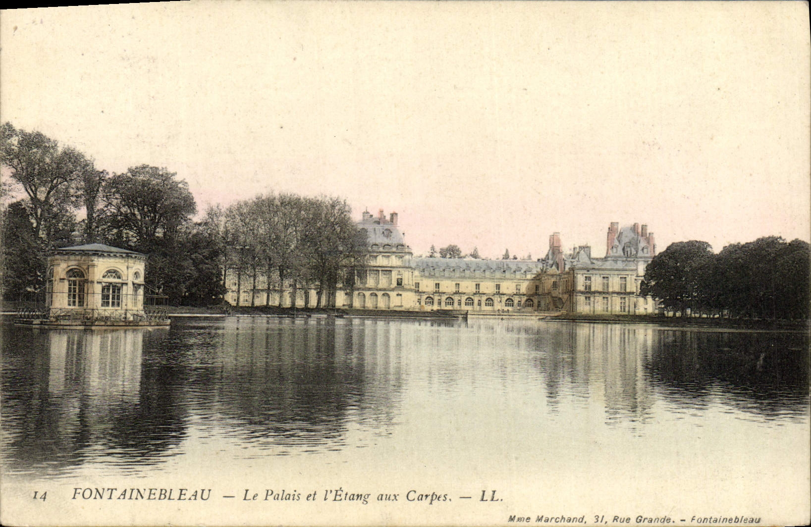 Fontainebleau — Le Palais et l'Étang aux Carpes — Mme Marchand, 31 Rue Grande