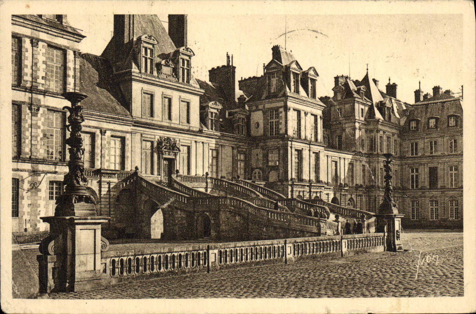 Tarjeta postal antigua La Douce France Fontainebleau Le Palais Facade sur la cour des Adieux