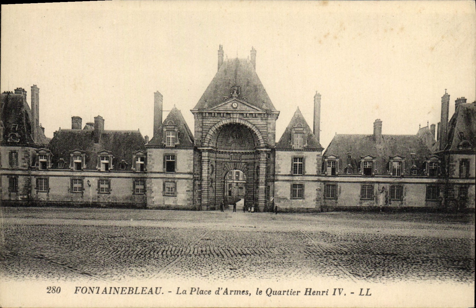 Fontainebleau — La Place d'Armes, el Quartier Henri IV — LL