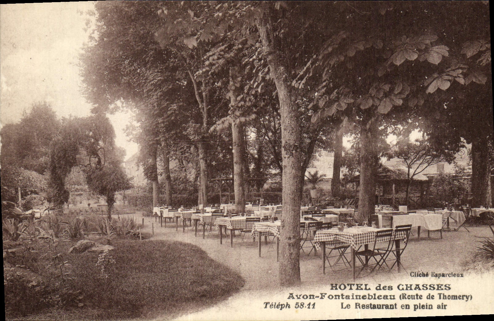 Hôtel des Chasses — Das Freiluftrestaurant — Cliché Esparcleux