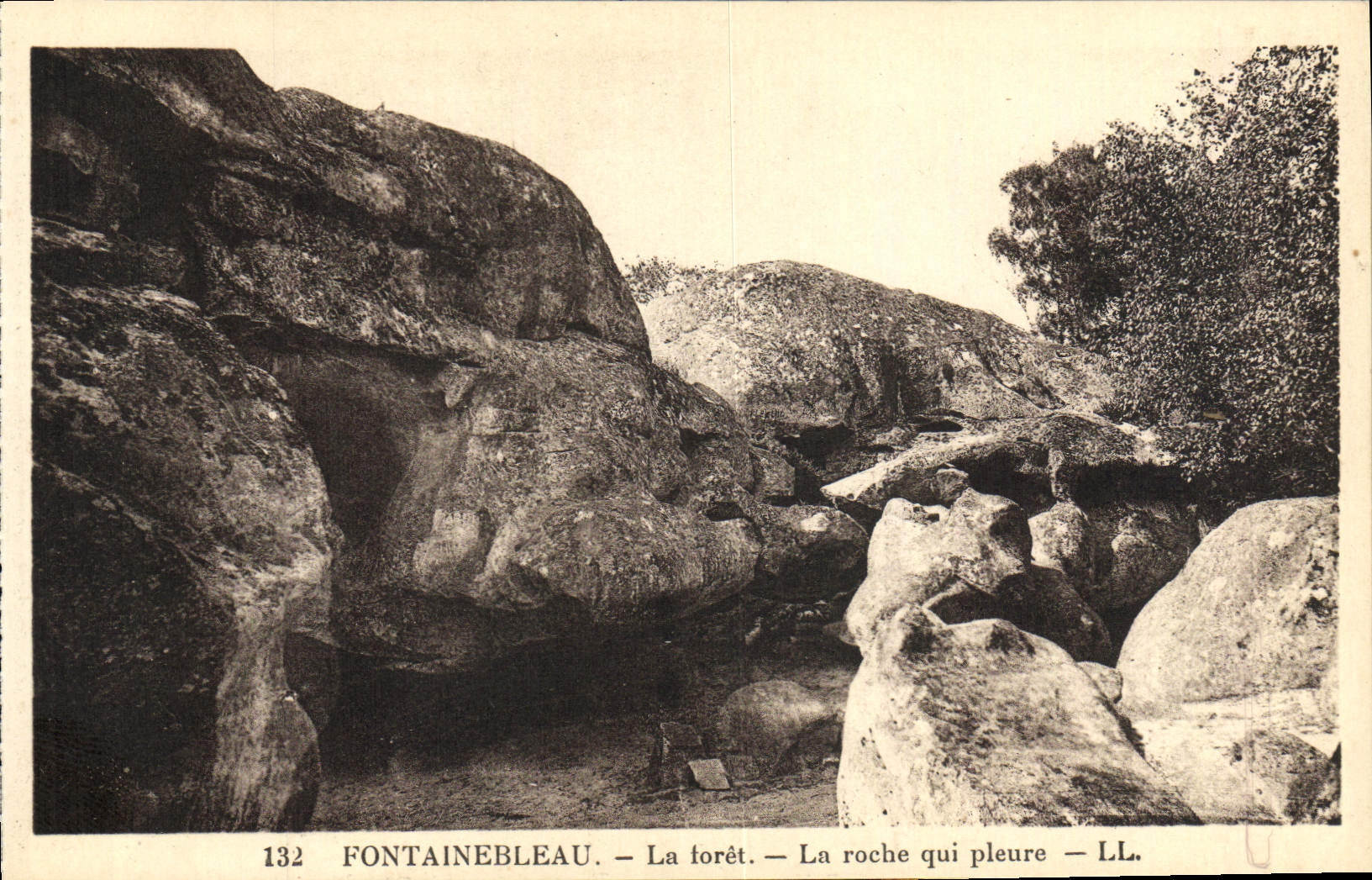 Fontainebleau — La forêt — La roche qui pleure — LL. — N° 132