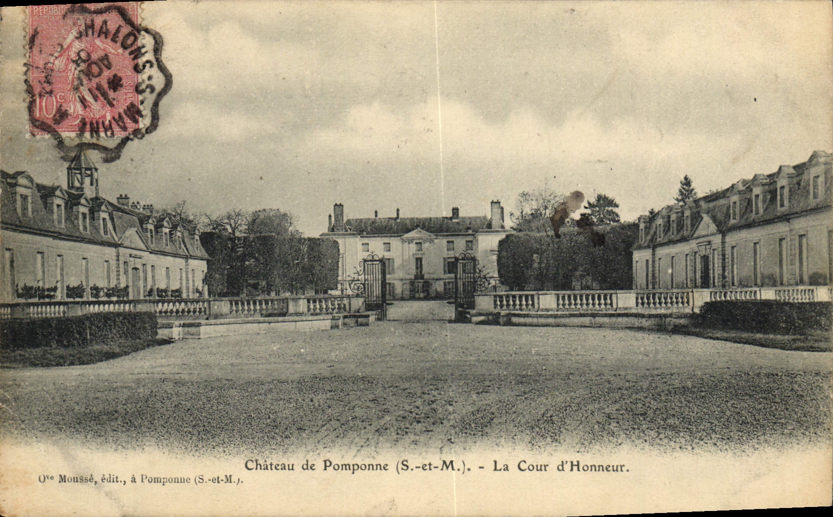 CPA Chateau De Pomponne La Cour d'Honneur