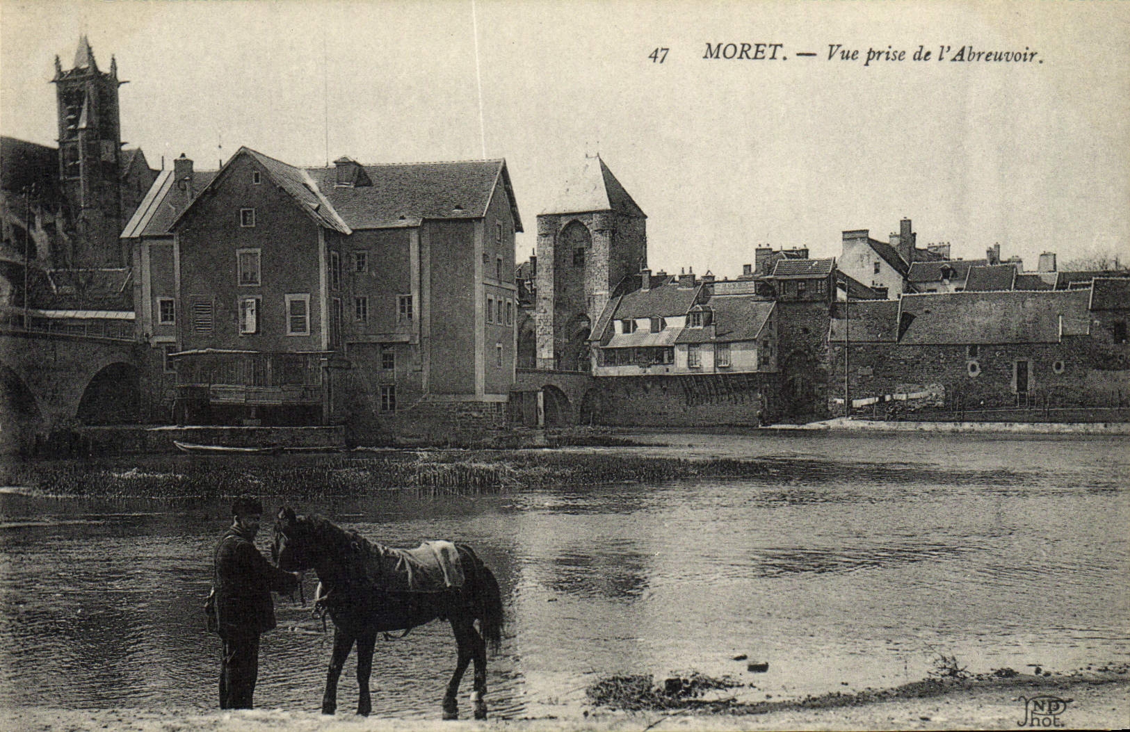 CPA Moret Vue Prise De l'Abreuvoir Homme et cheval