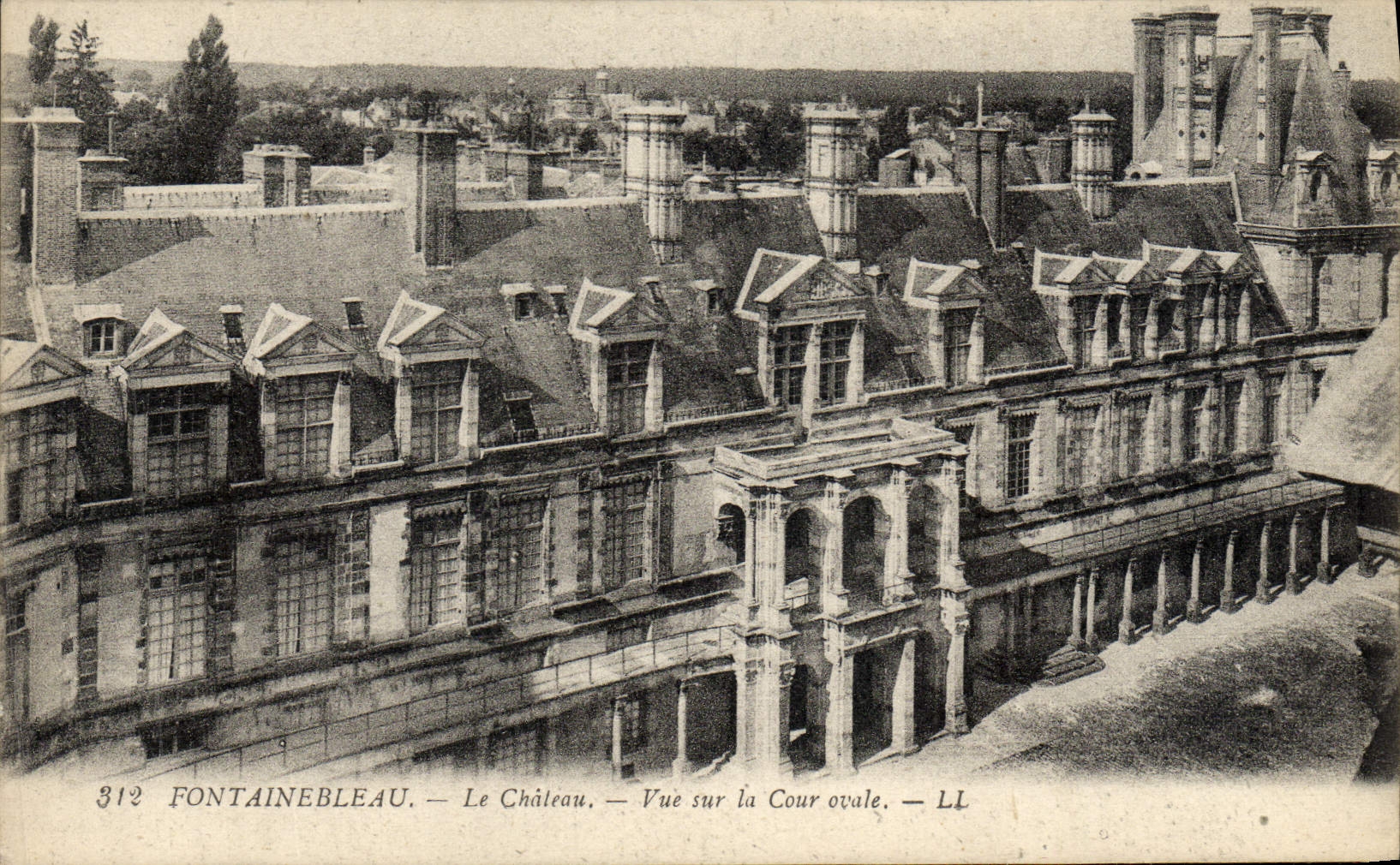 Fontainebleau — Das Schloss — Ansicht der Ovalen Hofstätte — LL