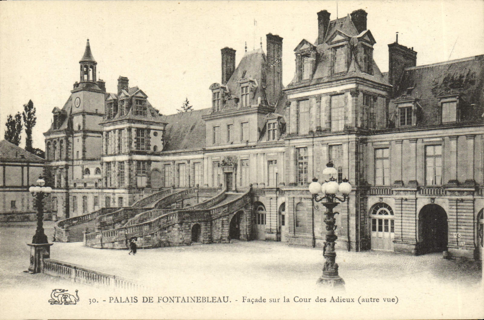 Palazzo di Fontainebleau — Facciata sulla Cour des Adieux (altra vista) — Editore non identificato, n° 30
