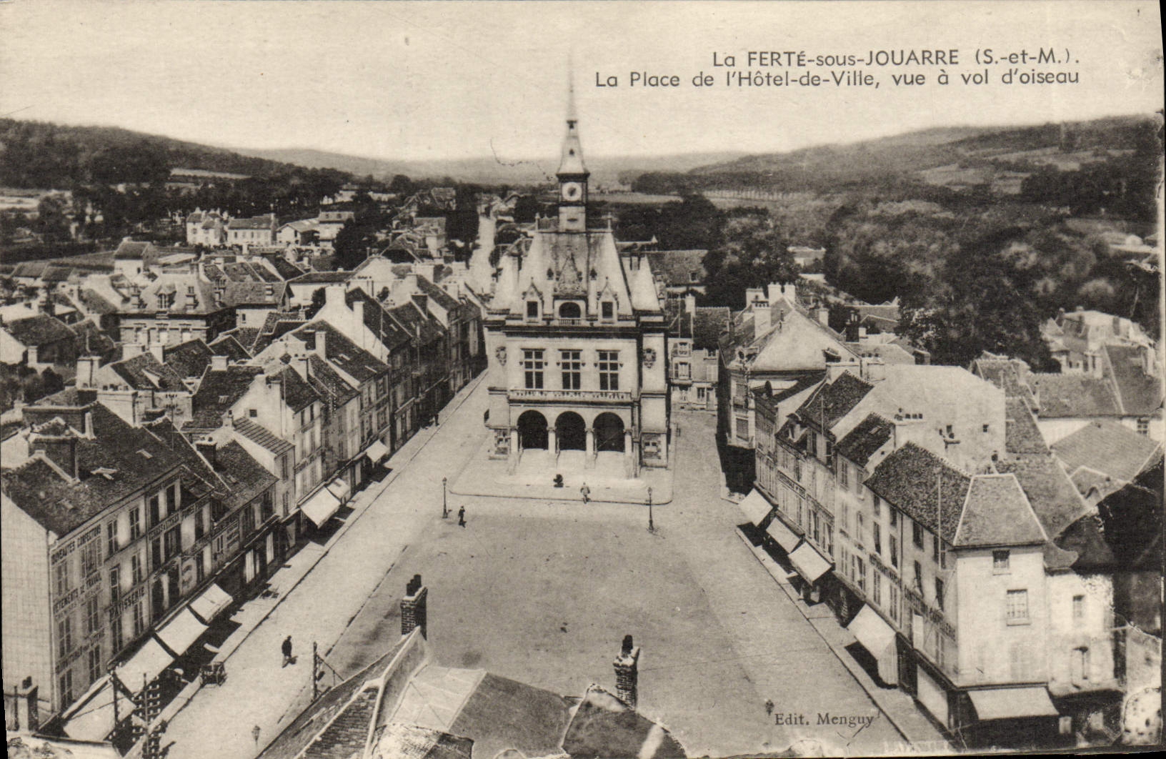 La FERTÉ-sous-JOUARRE (S.-et-M.) — La Place de l'Hôtel-de-Ville, vue à vol d'oiseau — Edit. Menguy