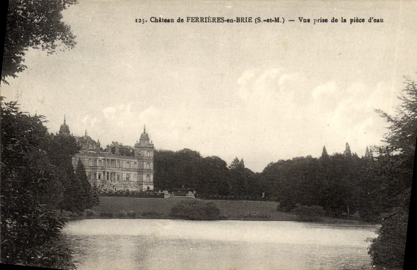Château de Ferrières-en-Brie — Vue prise de la pièce d'eau — Photo-Edit. E. Migron, Seine-et-Marne, n°123