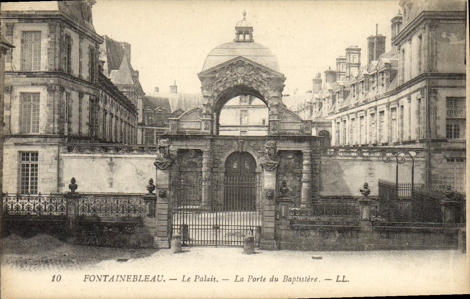 Fontainebleau — Das Schloss — Die Türe des Baptisteriums — LL.