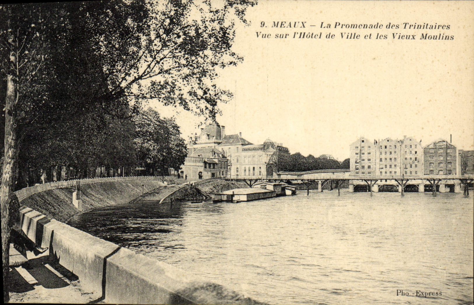 Meaux — Die Promenade der Trinitaires — Ansicht des Rathauses und des Alten Mühlen — Pho-Express